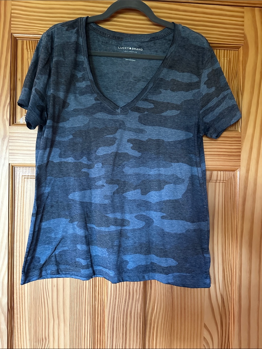 Lucky Brand Blue and Gray Camo V‑Neck Short Sleeve Tee size L